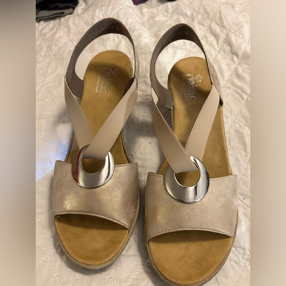 New Rieker Women’s Fanni sling back Wedge Sandal. Gold‎ Metallic. Size 42(10)